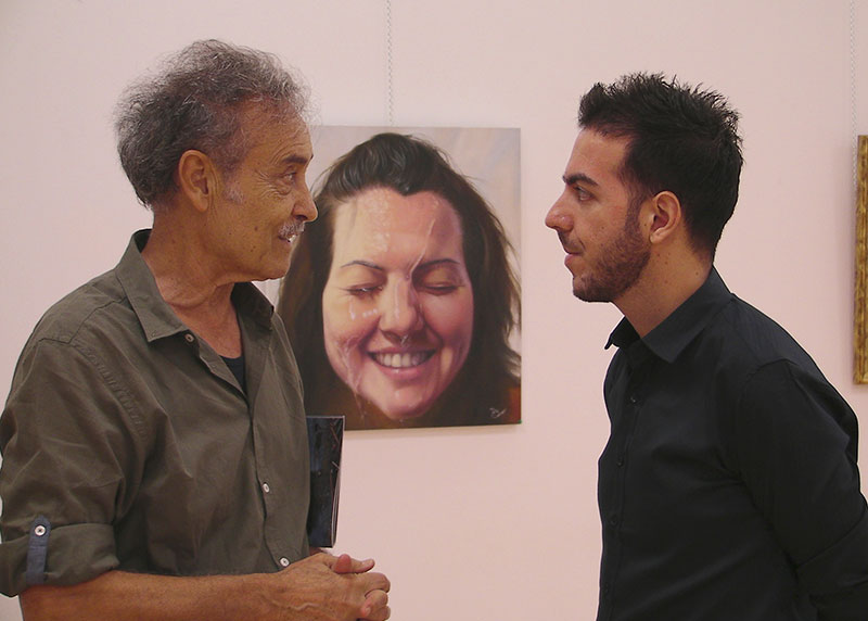 El pintor Pedro Cano visita la exposición de Antonio Carrasco en Abarán