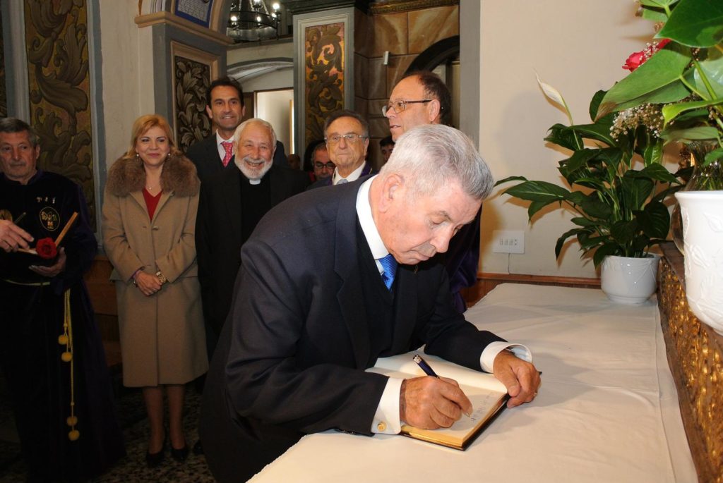 Gerardo Gómez firmando en el libro de honor de la Real e Ilustre Cofradía Sacramental de Nuestro Padre Jesús Nazareno y Tercio Romano.