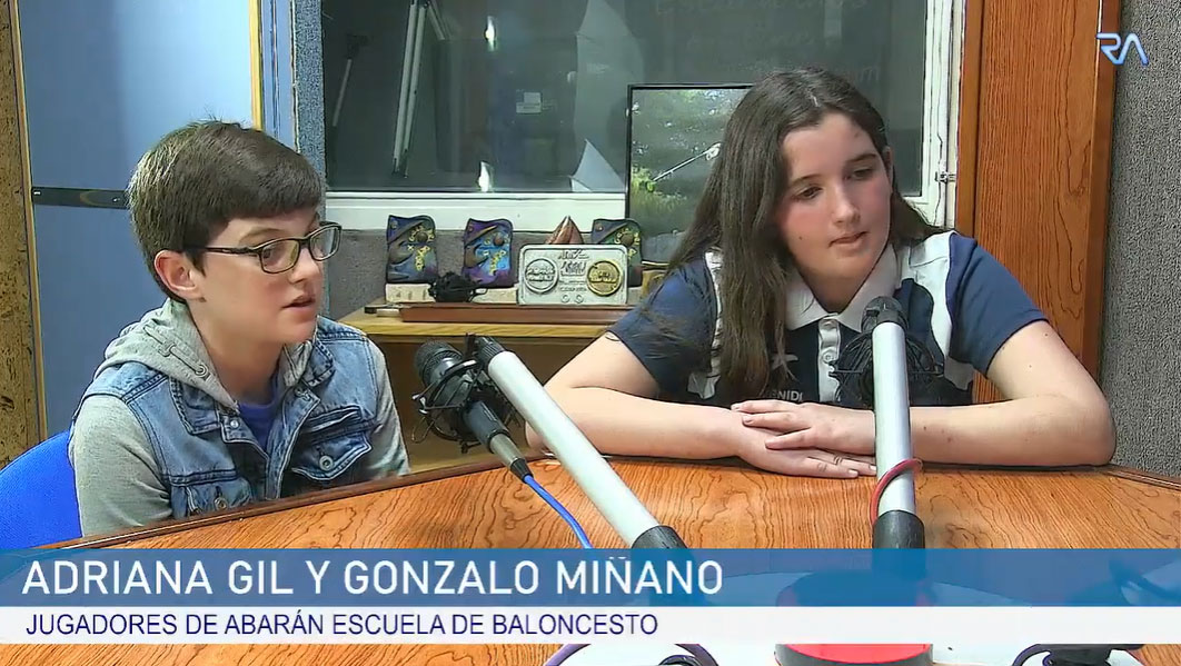 Adriana Gil y Gonzalo Miñano, jugadores de Abarán Escuela de Baloncesto, protagonistas de Polideportivo