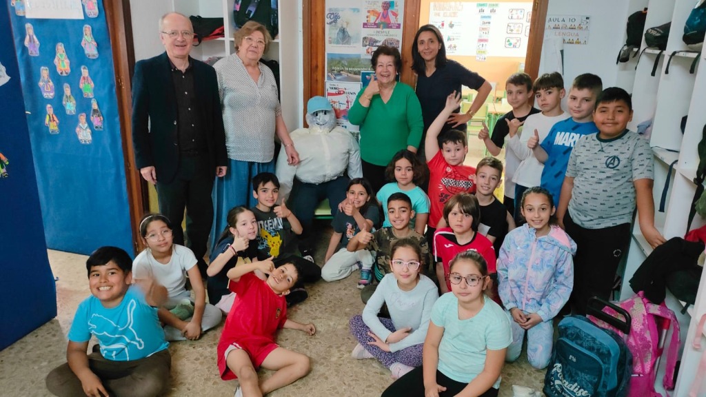 Los Muñecos de Cuaresma de Abarán viajan al colegio San Roque de Ceutí