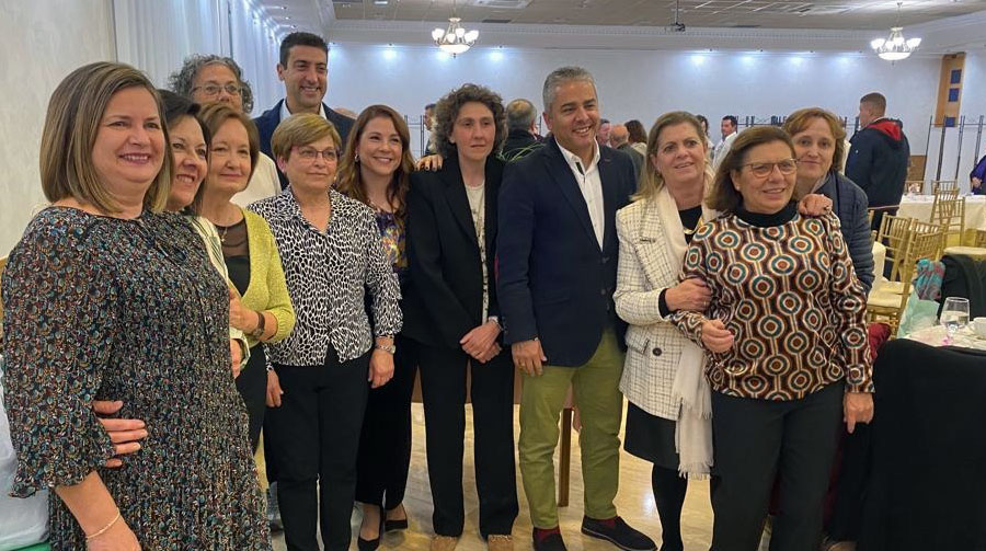 Representantes de la Junta Local de la Asociación Española contra el Cáncer de Abarán asisten a la cena benéfica de la «Semana por la Vida»